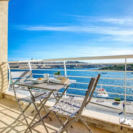 Stunning Seafront With Panoramic Views דירה *