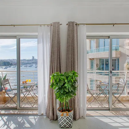 Stunning Seafront With Panoramic Views דירה *