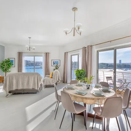 Stunning Seafront With Panoramic Views סליאמה