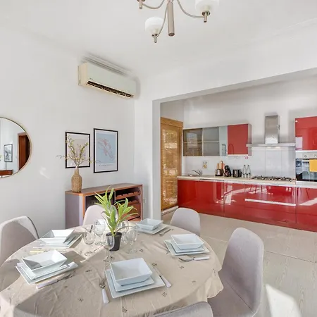 Stunning Seafront With Panoramic Views דירה *