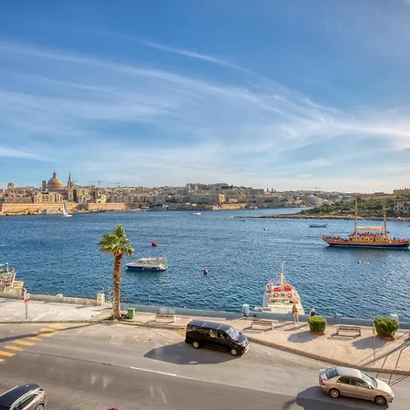 Stunning Seafront With Panoramic Views סליאמה