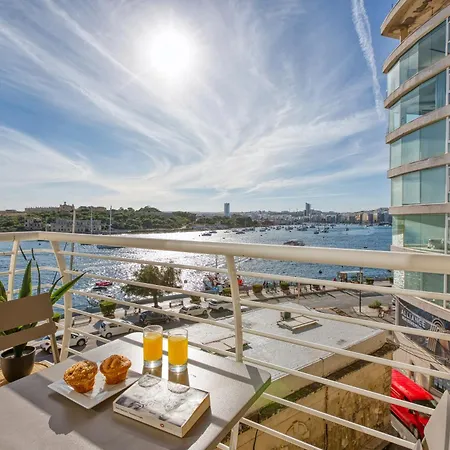 Stunning Seafront With Panoramic Views סליאמה