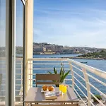 Stunning Seafront With Panoramic Views *