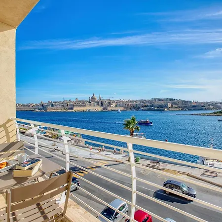 Stunning Seafront With Panoramic Views شقة