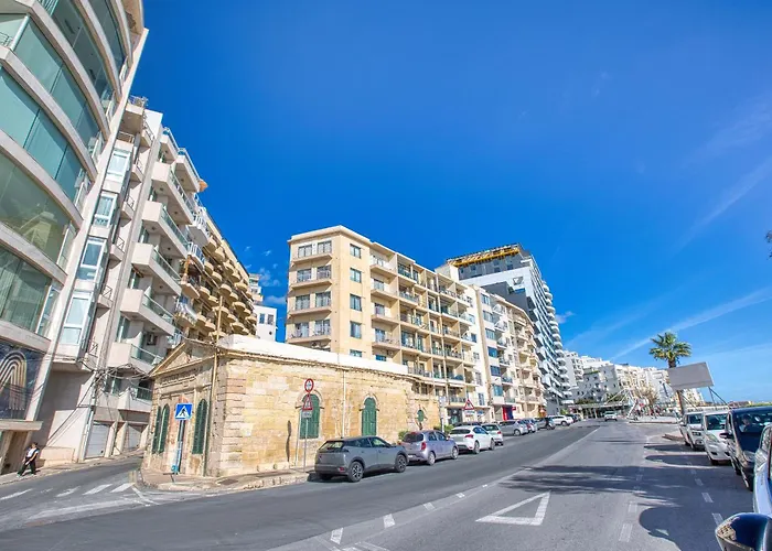 Stunning Seafront With Panoramic Views *