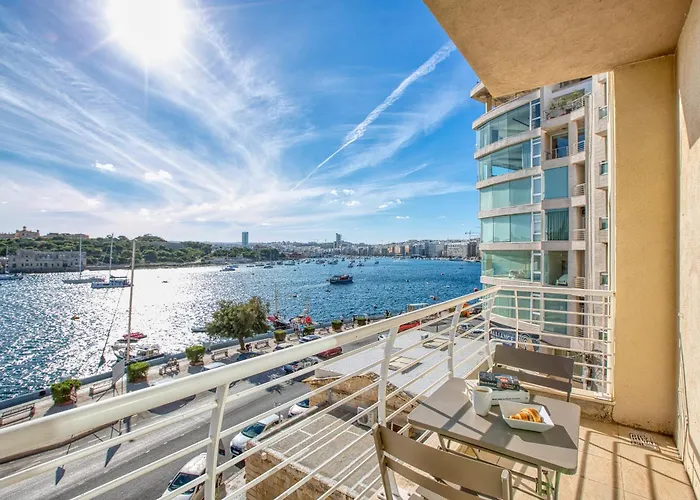 Lägenhet Stunning Seafront With Panoramic Views Sliema