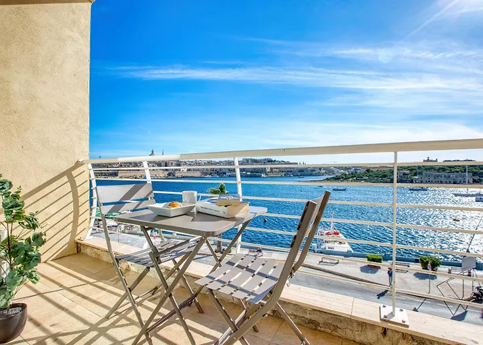 Stunning Seafront With Panoramic Views Apartament *